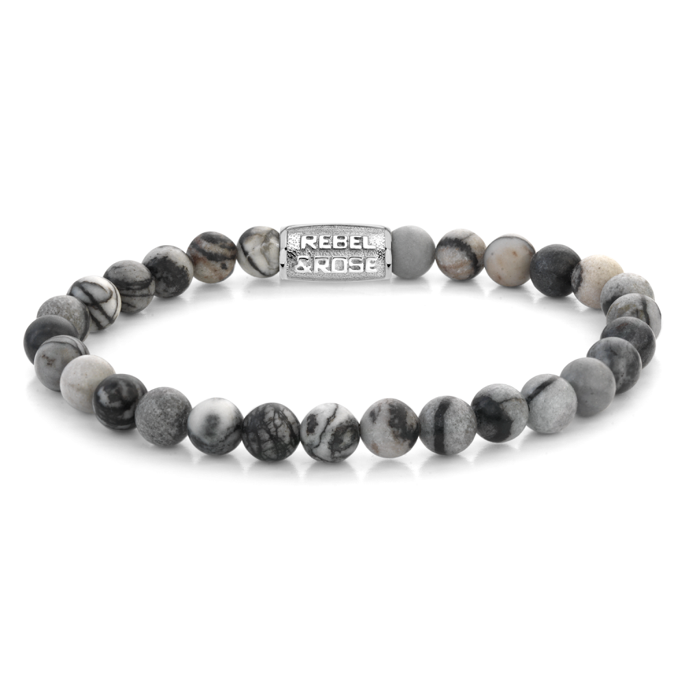 De Rebel & Rose Black Wolf - 6mm Heren Kralen Armband heeft ronde zwart, wit en grijs gemarmerde kralen met een rechthoekige zilveren sluiting, elegant vormgegeven tegen een witte achtergrond.