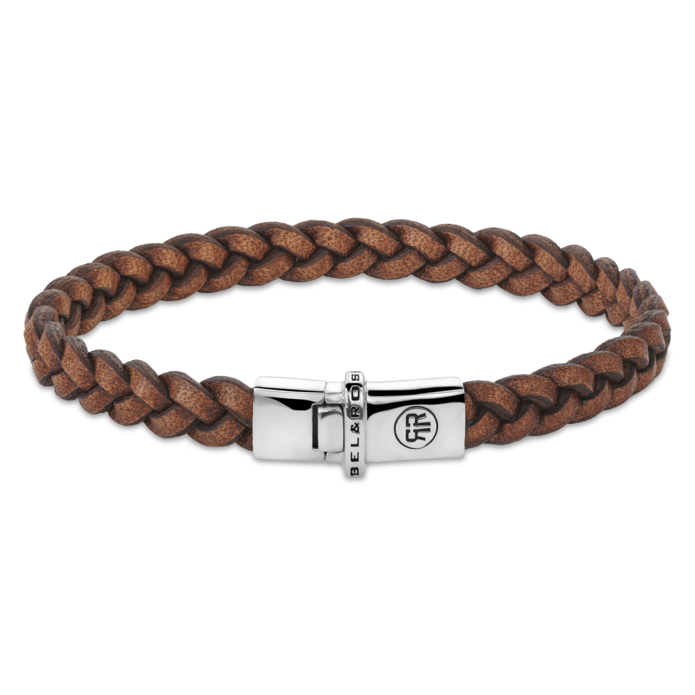 Pulsera trenzada pequeña de cuero crudo color cognac con cierre plateado.