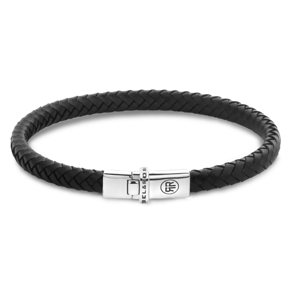 Pulsera de cuero trenzado negro con cierre de acero inoxidable.