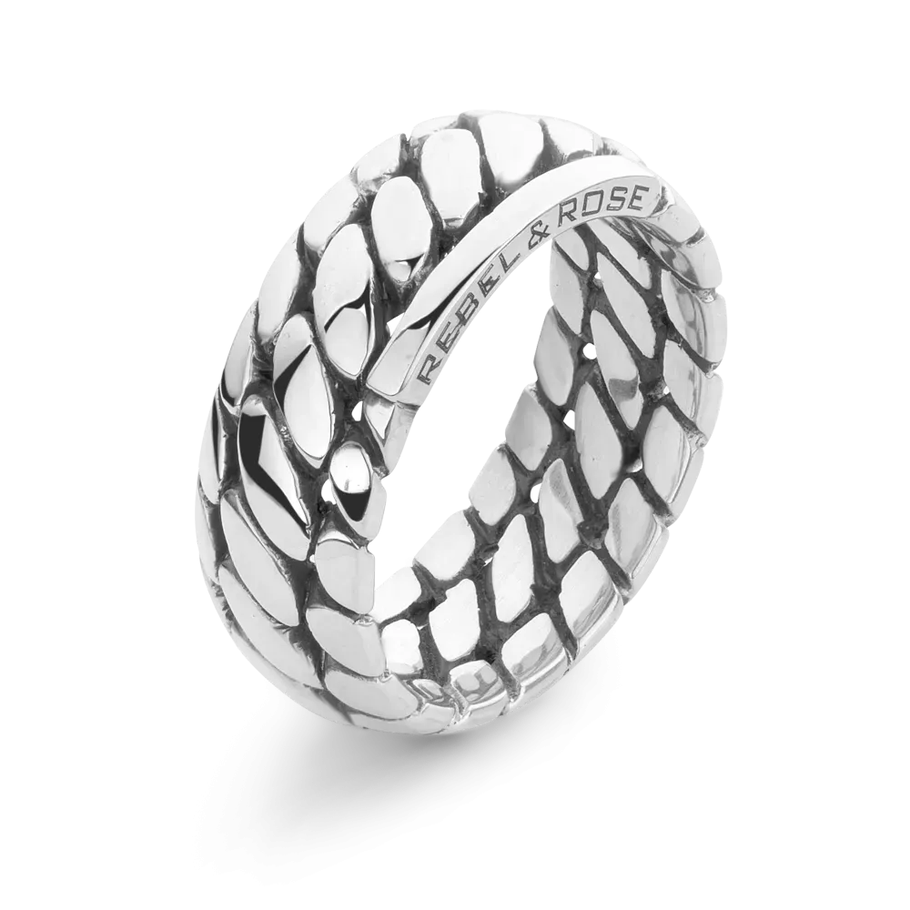 Anillo de hombre plateado con diseño trenzado y acabado brillante.