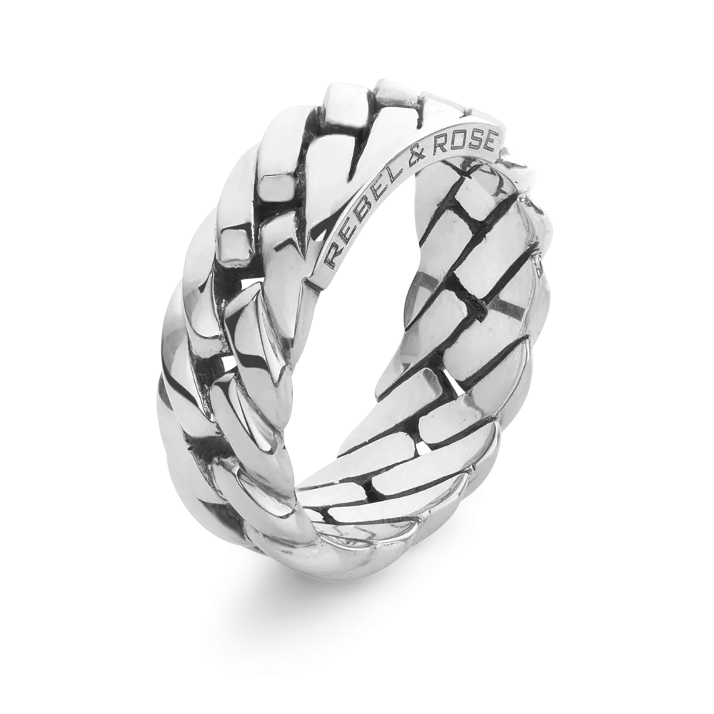 Anillo de hombre plateado con diseño trenzado y detalles en relieve.