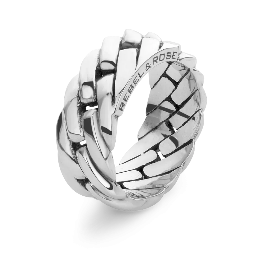 Anillo de plata con diseño trenzado y acabado pulido, ideal para hombres.