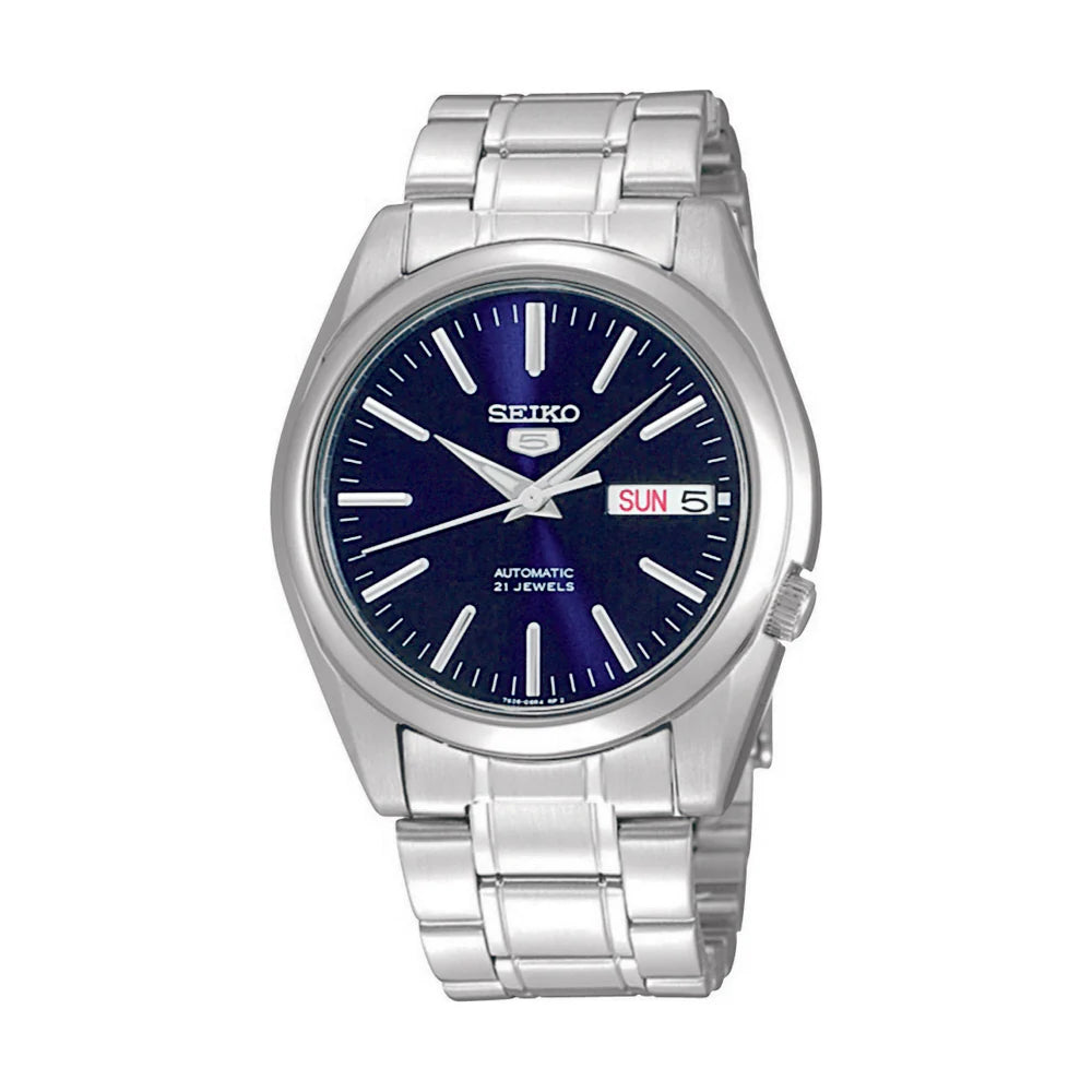Het Seiko heren horloge SNKL43K1 van Juwelier van der Kooij heeft een automatisch uurwerk, metallic zilveren band, diepblauwe wijzerplaat, witte indexen en cijfers, en een datum- en dagweergave op 3 uur.