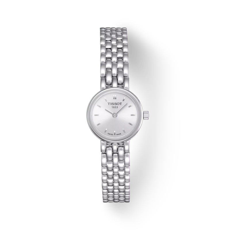 Reloj de esfera plateada con correa de malla de acero inoxidable.