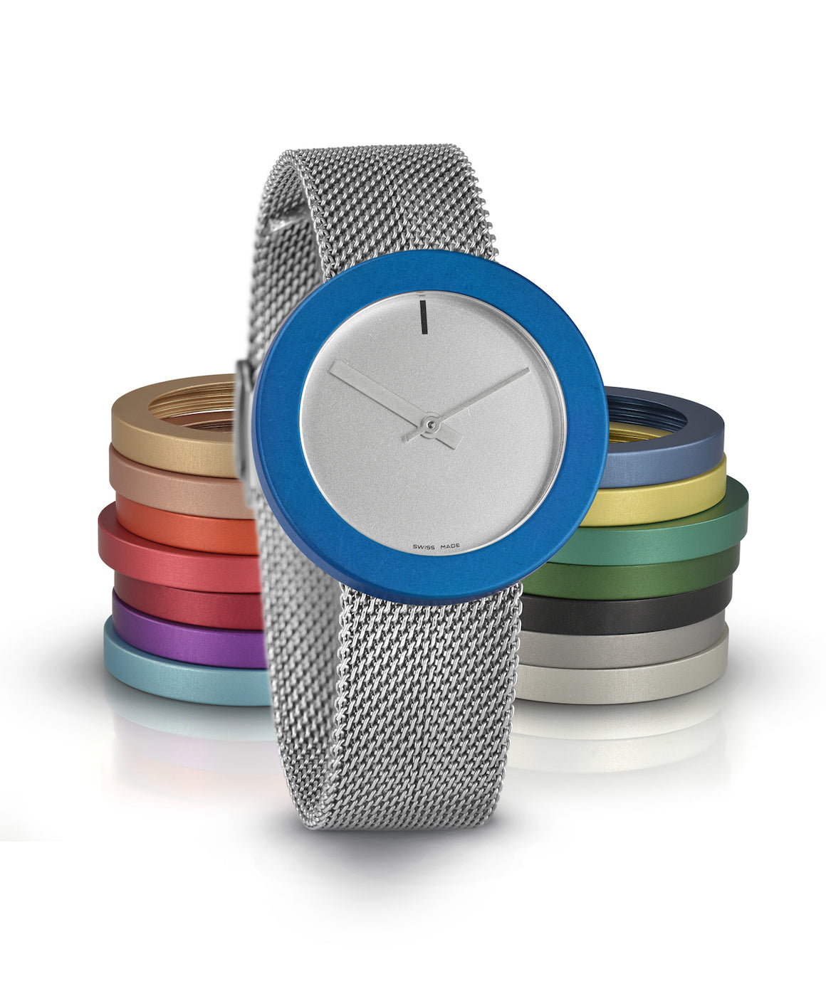 Reloj con esfera plateada, correa de malla de acero y bisel azul.