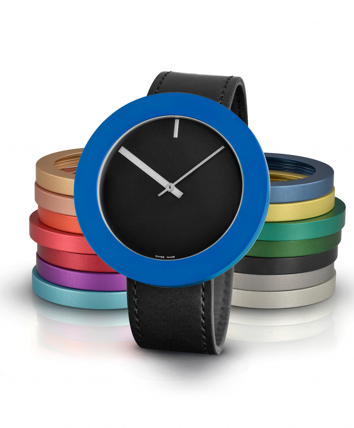Reloj con esfera negra, correa de cuero negra y bisel azul, rodeado de anillos de colores.