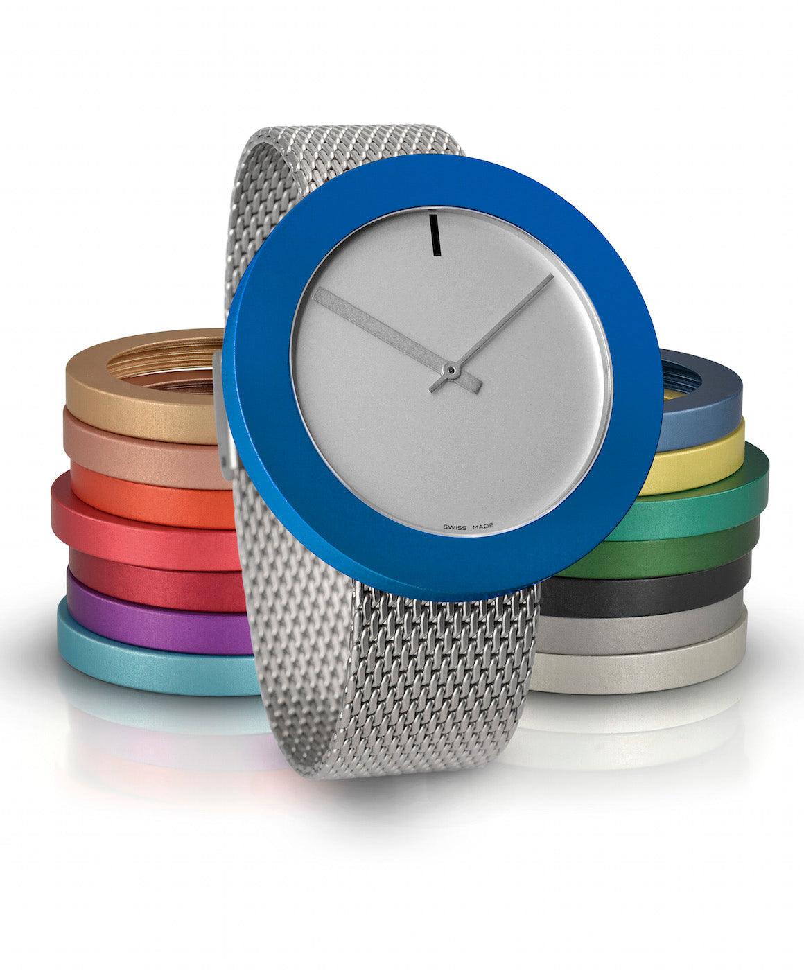 Reloj con esfera plateada y bisel azul, correa de malla metálica plateada.