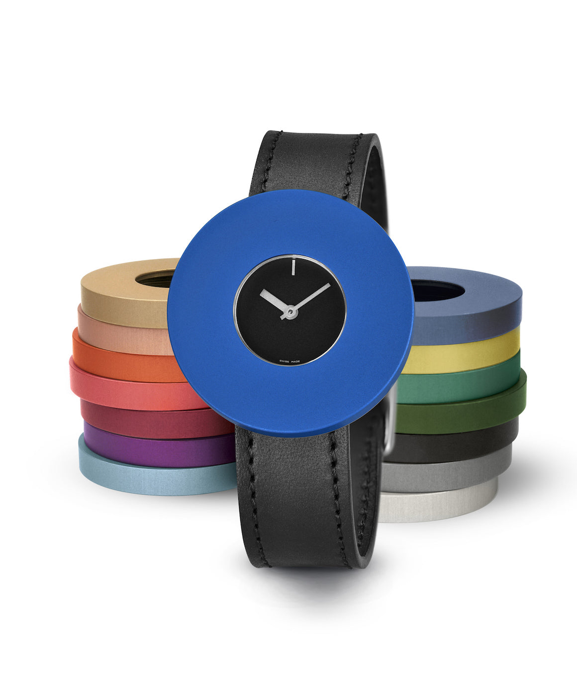 Reloj con esfera negra y correa de cuero negra, rodeado de diferentes correas de colores.