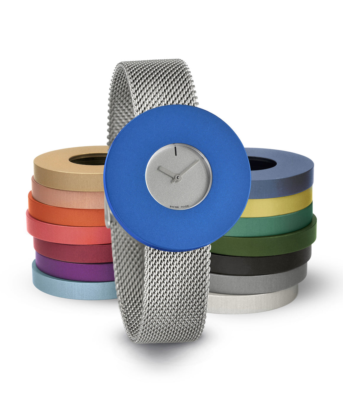 Reloj con esfera azul, correa de malla de acero inoxidable y detalles en plata.
