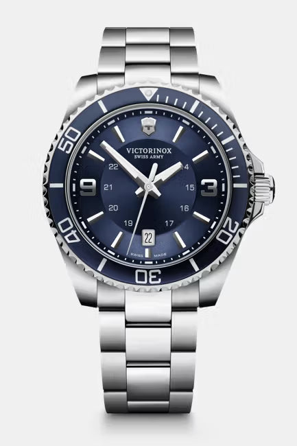 Reloj de buceo con esfera azul, caja de acero inoxidable y correa metálica.