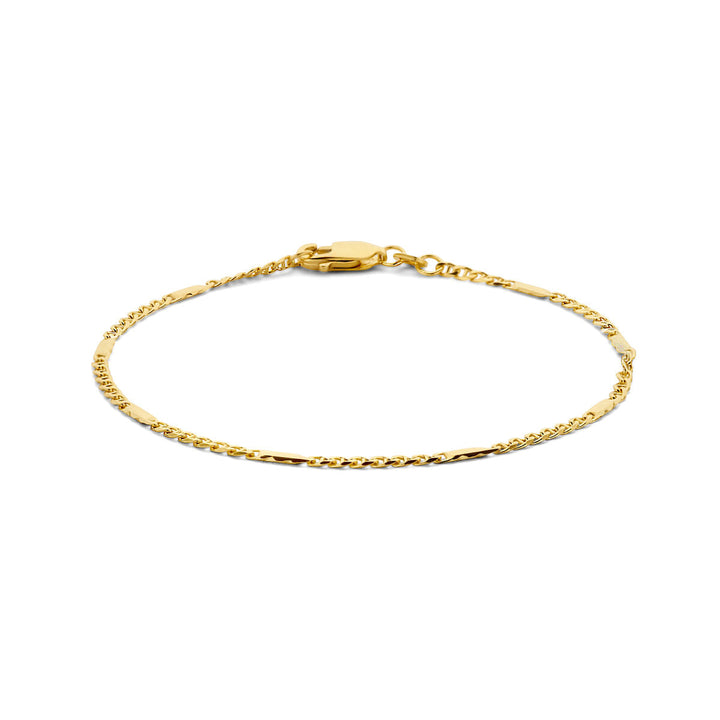 De Gouden armband dames valkenoog met tussenstuk 14K van Van der Kooij Collectie is een fijn 14k geelgouden sieraad met een gepolijst tussenstuk, perfect als vriendschapsgeschenk.