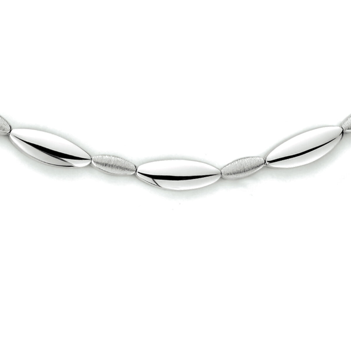 Collar de plata rodiada con eslabones ovalados, acabado pulido y mate, de 43 cm de largo.