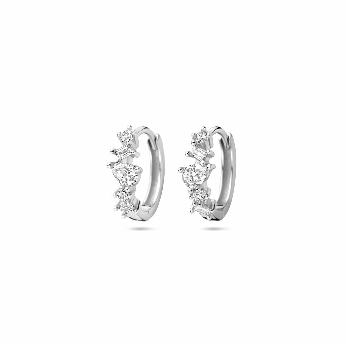 Aros de circonitas de 13 mm en plata rodiada con un diseño brillante.
