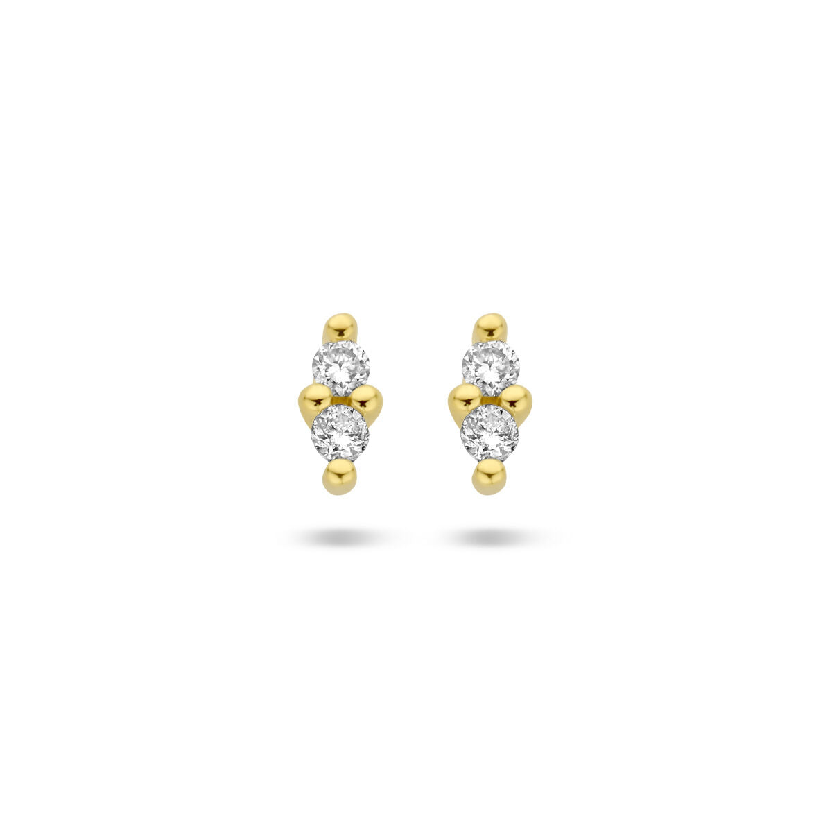 Pendientes de oro amarillo de 14K con diamantes de 0.04 ct, diseño con tres piedras brillantes.