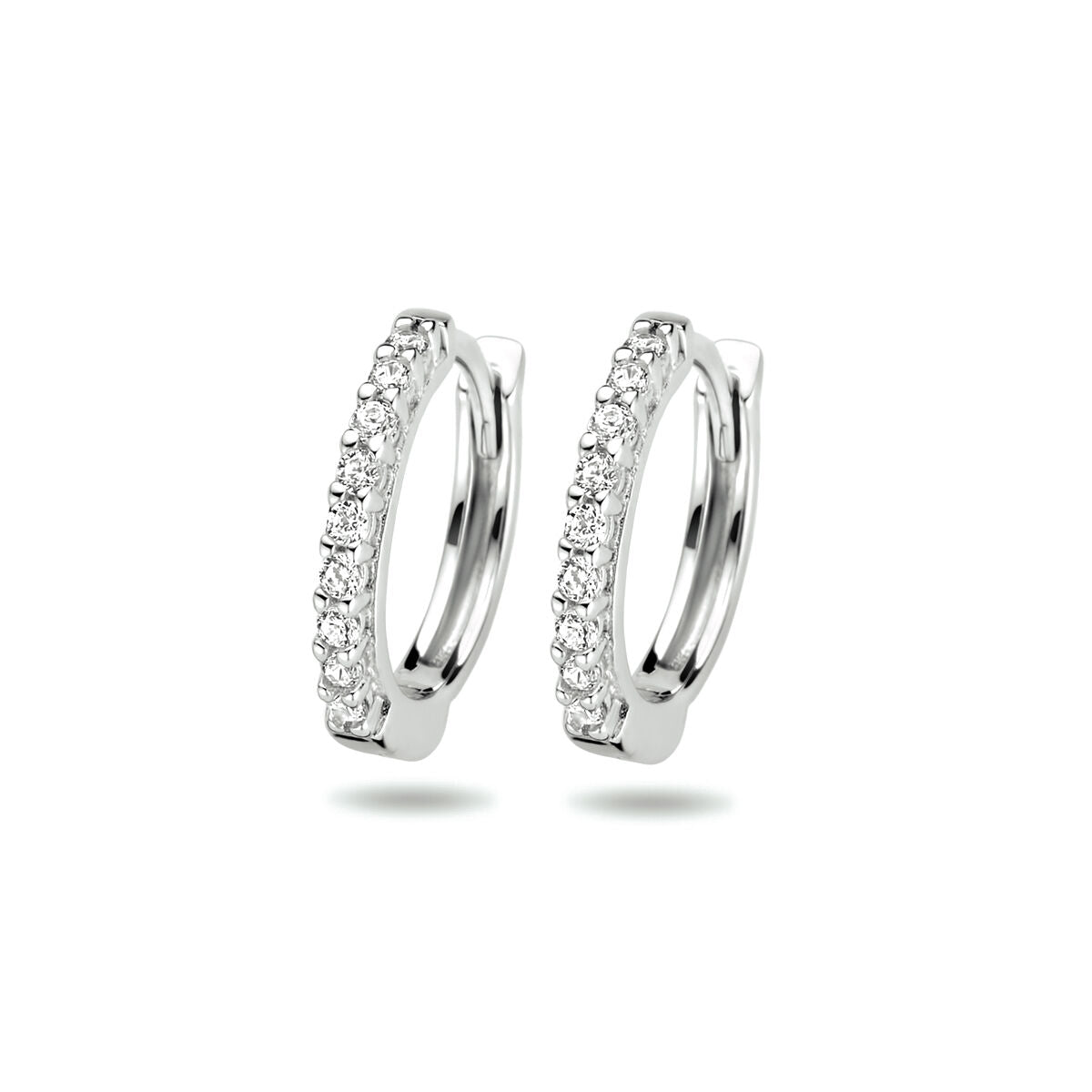 Aros de plata rodiada con circonitas brillantes en la parte frontal.