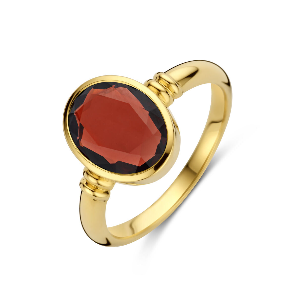 Anillo de granate en oro amarillo de 14 quilates con forma ovalada y acabado brillante.
