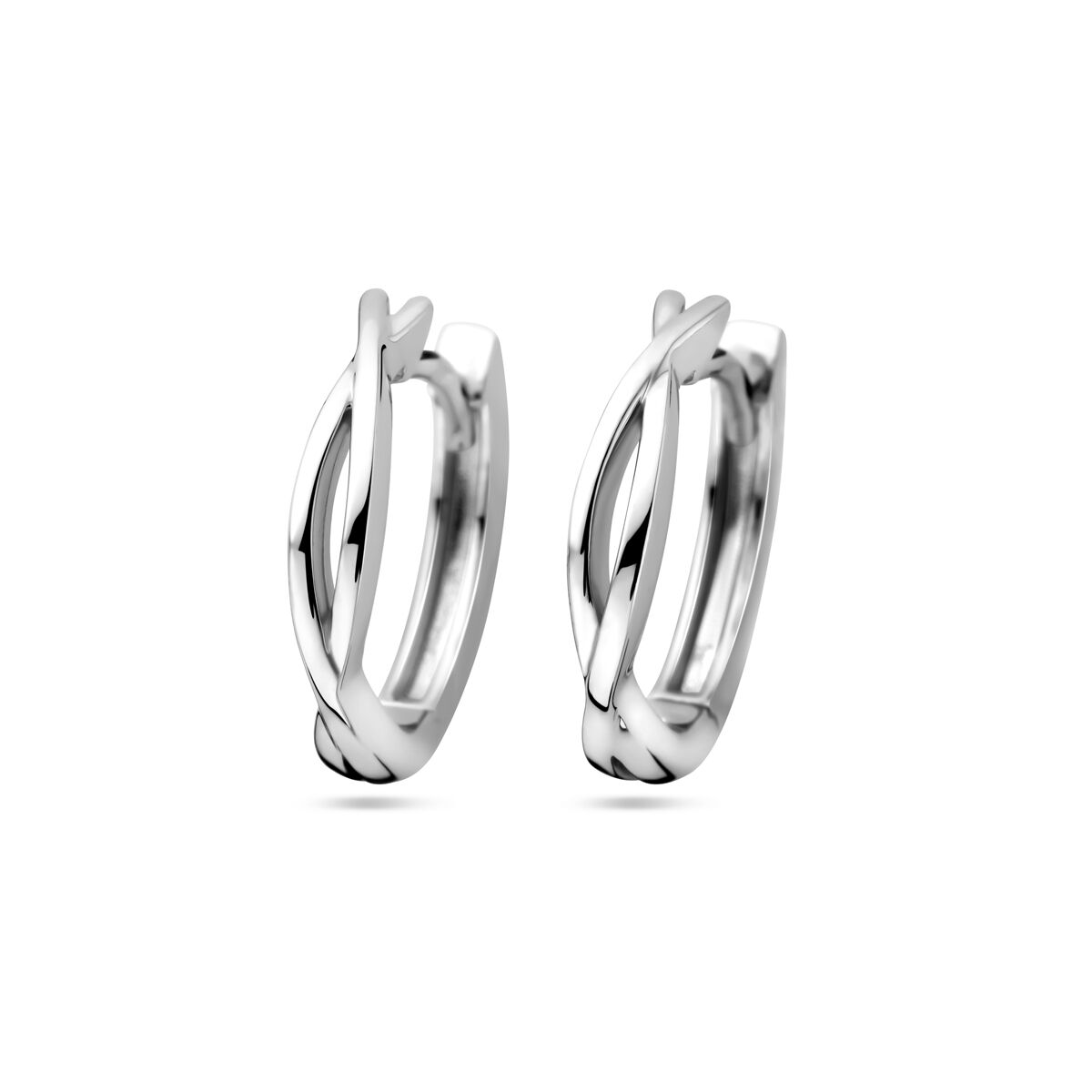 Pendientes de aro plateados con acabado rodiado y diseño entrelazado.
