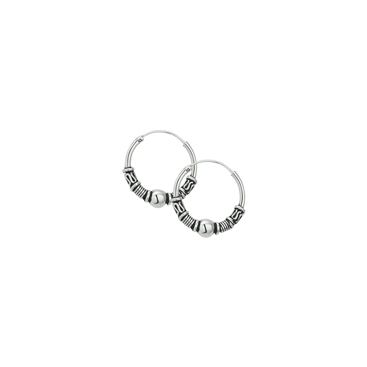 Pendientes de aro de plata oxidados con detalles en forma de esfera y grabados.