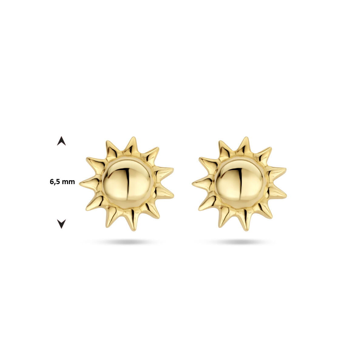 Een paar oorknoppen zon 14K geelgoud van Van der Kooij Collectie, in de vorm van zonnen met puntige stralen, afgebeeld op een witte achtergrond met een pijl die hun hoogte van 6,5 mm aangeeft.