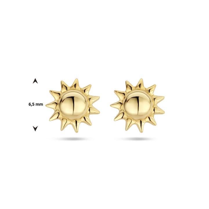 Een paar oorknoppen zon 14K geelgoud van Van der Kooij Collectie, in de vorm van zonnen met puntige stralen, afgebeeld op een witte achtergrond met een pijl die hun hoogte van 6,5 mm aangeeft.