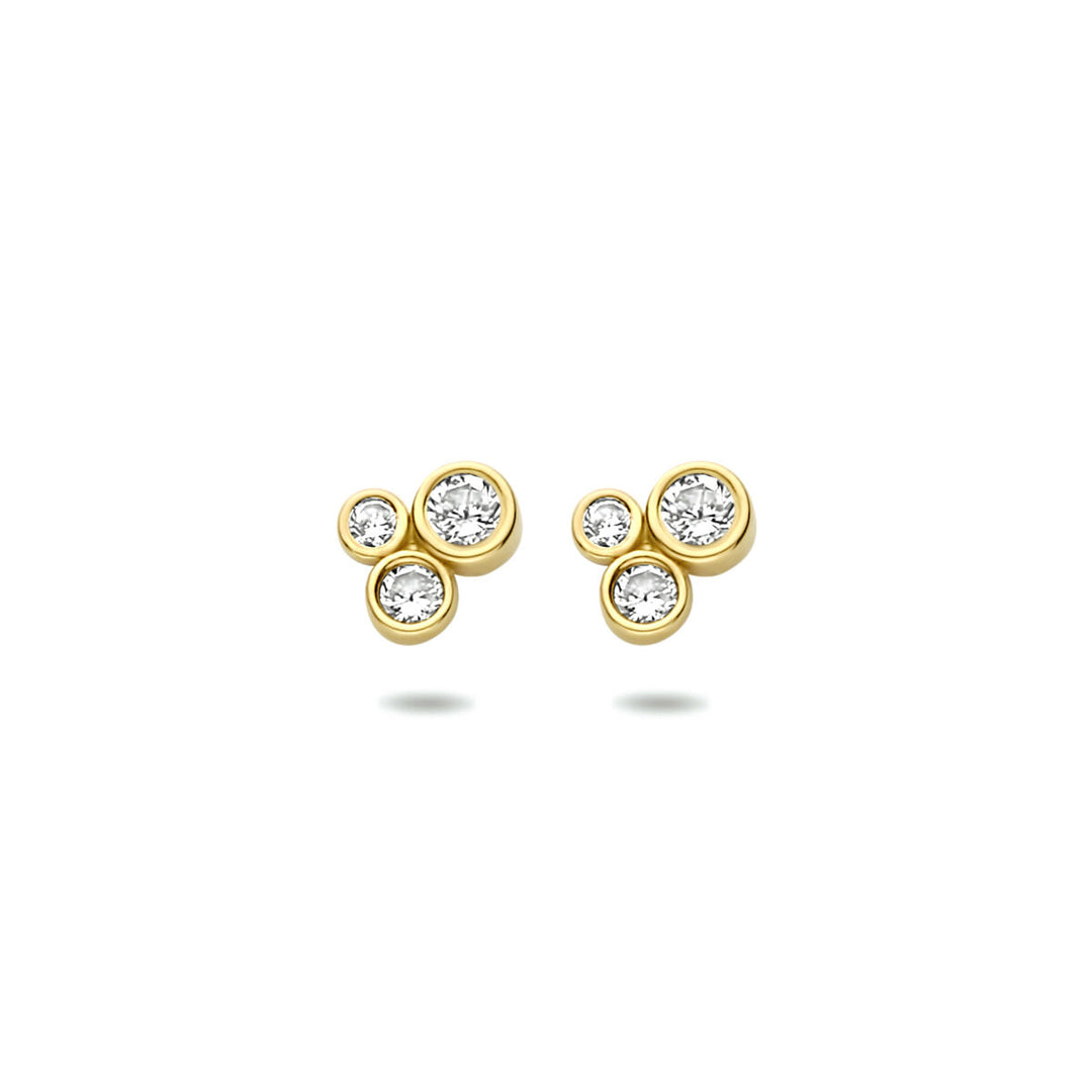 Een paar oorknoppen zirkonia 14K geelgoud uit de Van der Kooij Collectie, elk bezet met drie ronde witte zirkonia in een cluster, schitterend gepresenteerd op een witte achtergrond.