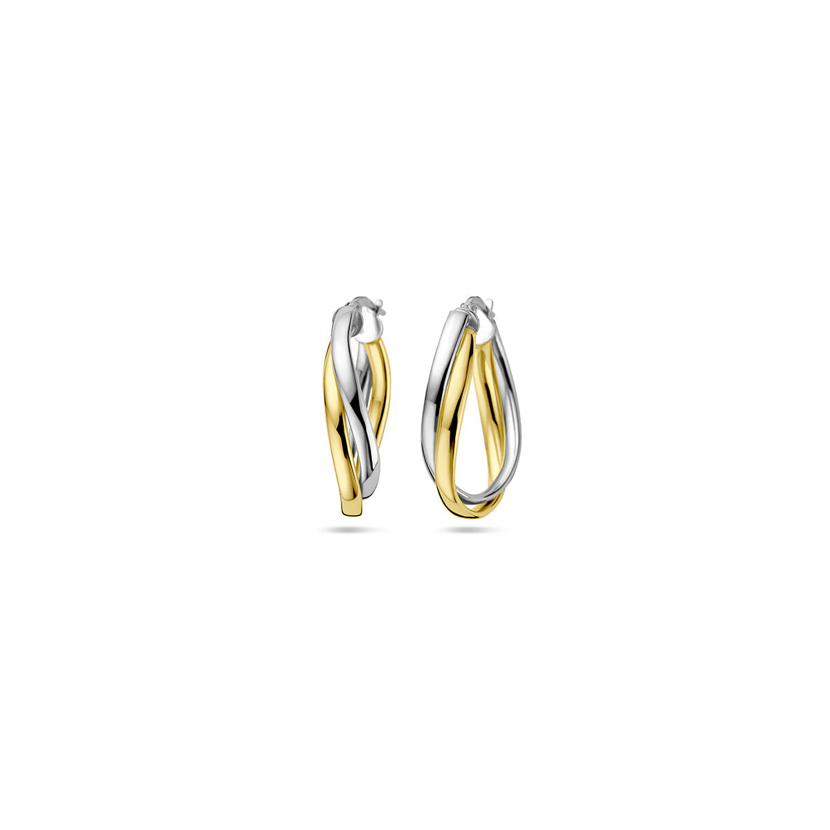 Aros de plata de 1 micrón dorados en amarillo y rodio, con diseño entrelazado.