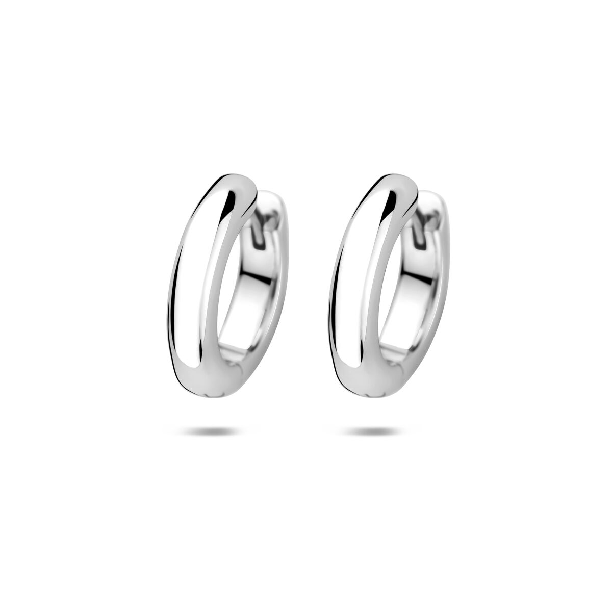 Pendientes de aro de plata con cierre de bisagra y grosor de tubo de 4 mm.