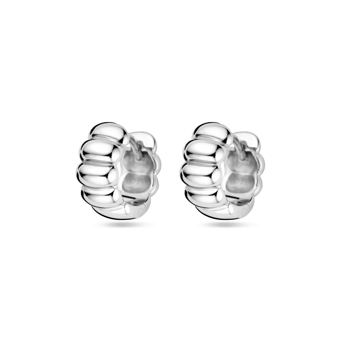 Pendientes de aro de 11,5 mm en plata rodiada con un diseño ondulado y brillante.