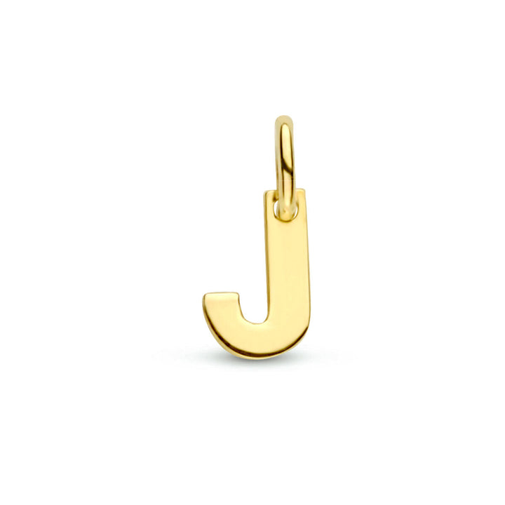 De Van der Kooij Collectie hangerletter 14K geelgoud, in de vorm van een J, met een klein oogje om hem aan een ketting of armband te bevestigen, is afgebeeld op een witte achtergrond.