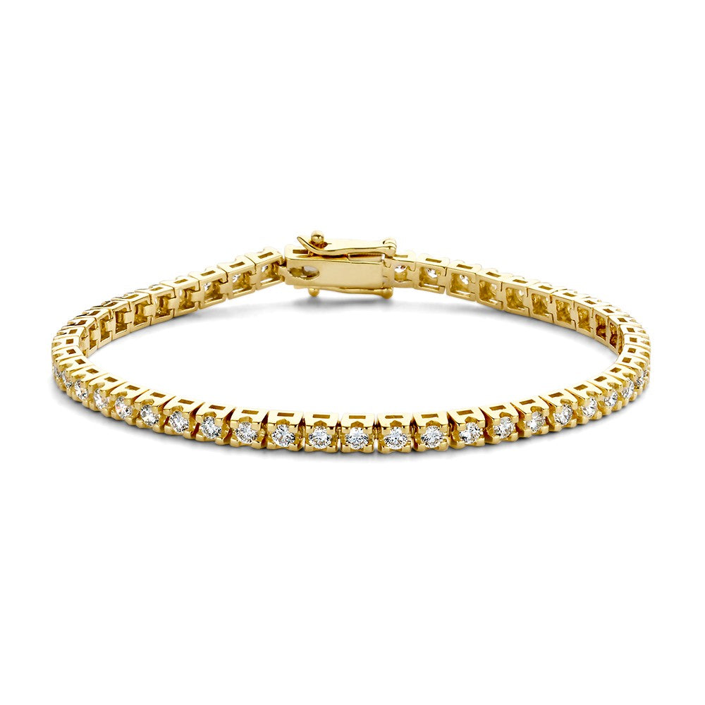 De Armband Chloe 3,00 crt. Goud van Aurore Jewelry beschikt over diamanten in één rij vierkante gele zettingen van 18 karaat gerecycled goud, met een veilige sluiting, weergegeven op een witte achtergrond.