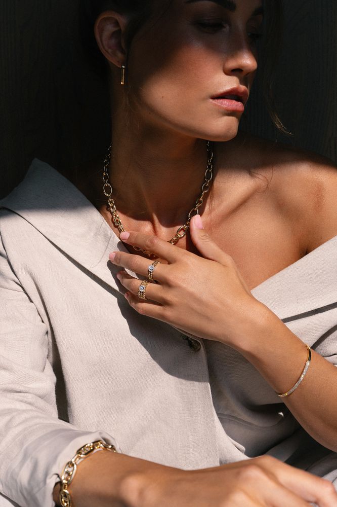Pulsera rígida de oro amarillo con diamante en engaste pavé – 14 quilates de oro, 1.02 quilates de diamante, pulsera de lujo de mujer