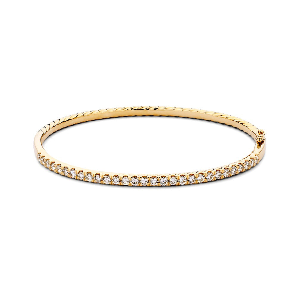 Brazalete de oro amarillo de 14 quilates con diamantes, diseño lujoso y detalles brillantes.