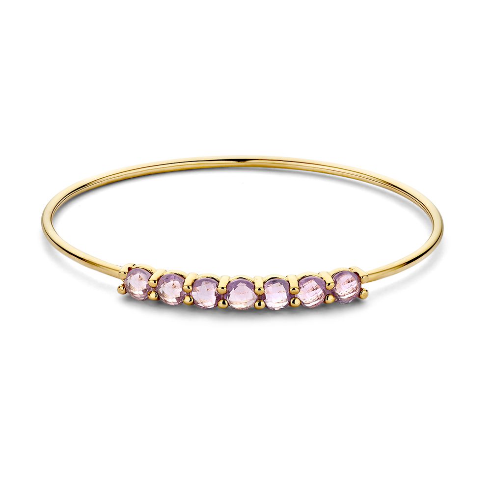 Brazalete dorado con siete amatistas facetadas de 14 quilates, forma delgada y elegante.