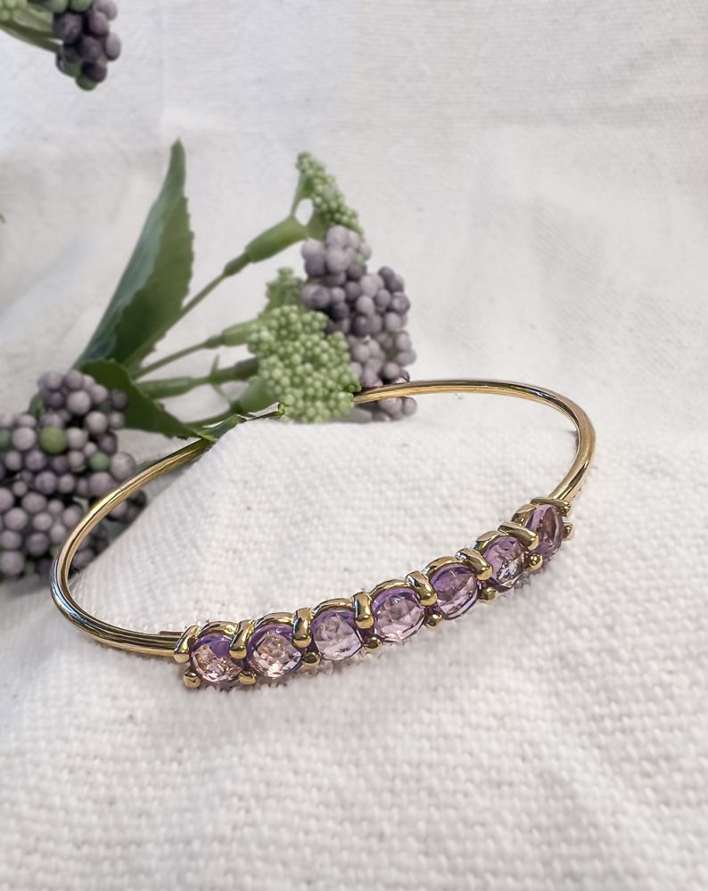 Bangle de oro con 7 amatistas facetadas – 14 quilates, 60 x 50 mm