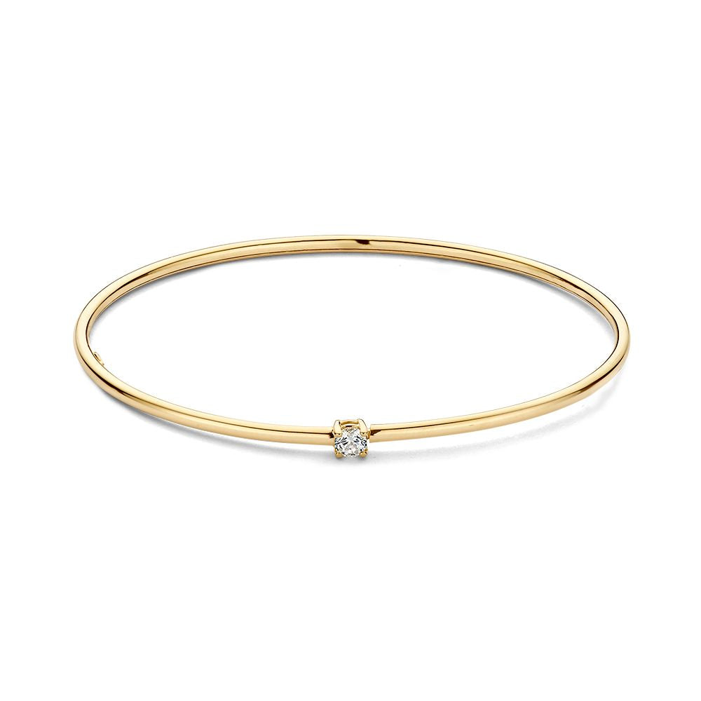 Brazalete dorado de 14 quilates con una zirconia brillante en el centro.