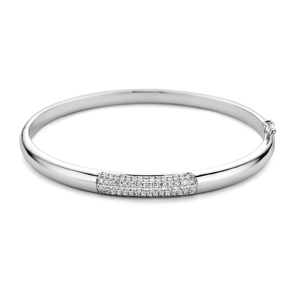 Pulsera de oro blanco con diamantes de 0.72 crt, diseño liso y detalle brillante en el centro.