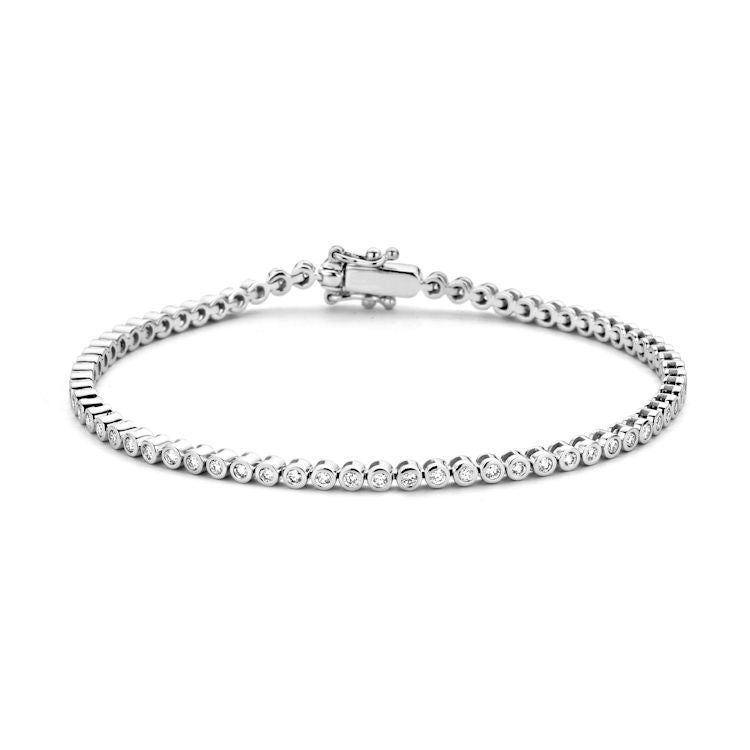 Pulsera de tenis de oro blanco con 69 diamantes de 1.02 crt, diseño clásico y cierre de seguridad.
