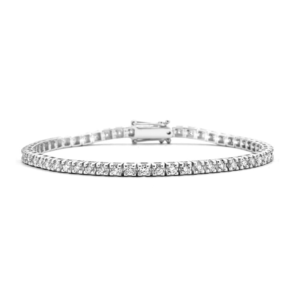 Pulsera de oro blanco con diamantes brillantes de 2.01 quilates, diseño delicado y cierre seguro.