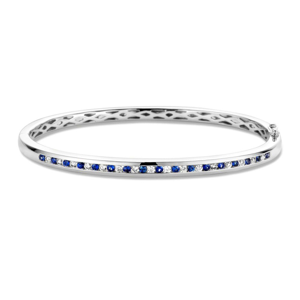 Pulsera esclava de oro blanco con diamantes y zafiros, 14 quilates, 0.47 crt, 60x51 mm.
