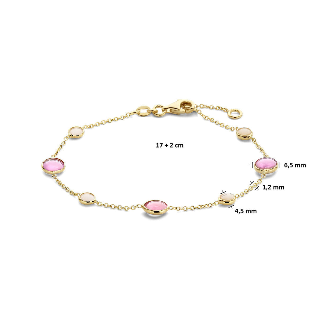 De Gouden armband dames roze robijn en roze opaal 14K van Van der Kooij Collectie is een fijne geelgouden armband met afwisselend ronde roze robijn, witte stenen en roze opaal, 17+2 cm lang, met karabijnsluiting.