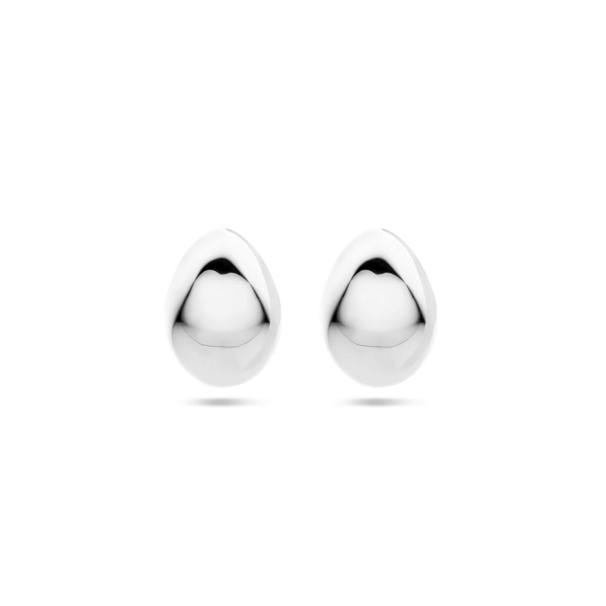 Pendientes de aro de 17 mm en plata rodiada con forma ovalada y acabado brillante.