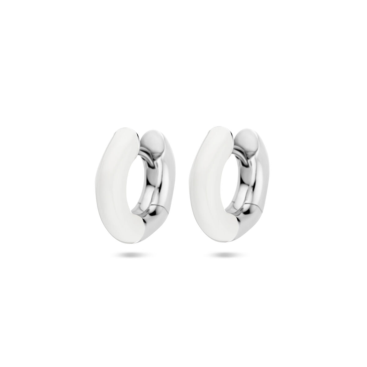 Pendientes de aro de 4 mm en plata rodiada con esmalte blanco.