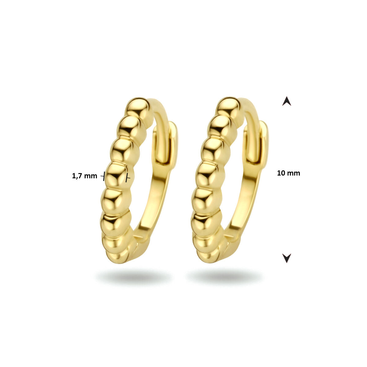 Een paar klapoorringen bolletjes 14K geelgoud van Van der Kooij Collectie, met een kralen design en scharniersluiting. Afmetingen: 1,7 mm dik, 10 mm doorsnede. Gefotografeerd op een witte achtergrond.