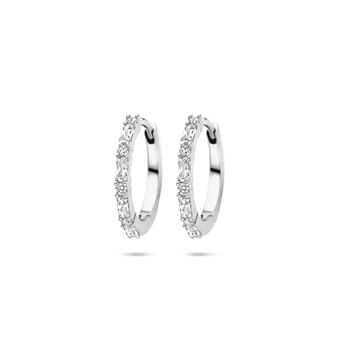 Pendientes de aro de plata rodiada de 15 mm con circonitas brillantes.