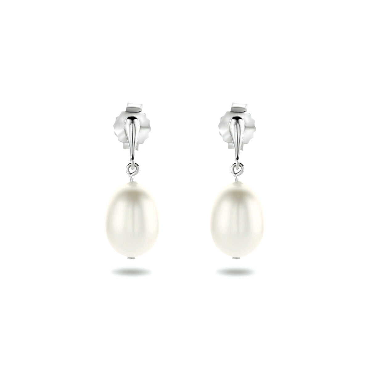 Pendientes largos de plata rodiada con perlas blancas.