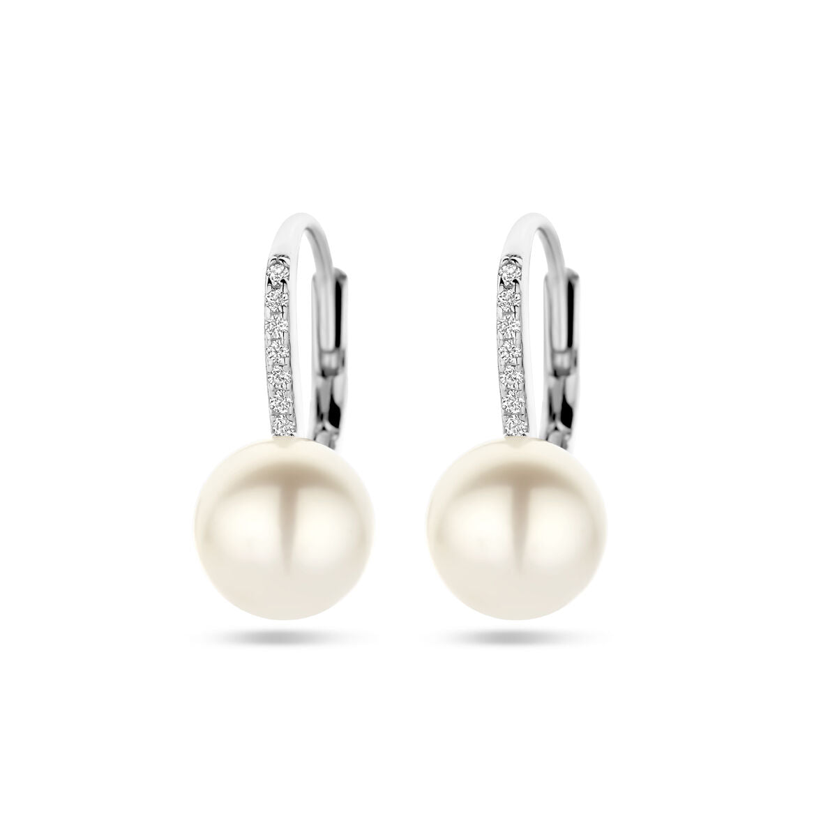 Pendientes largos de perla con zircón y gancho de plata rodiada.