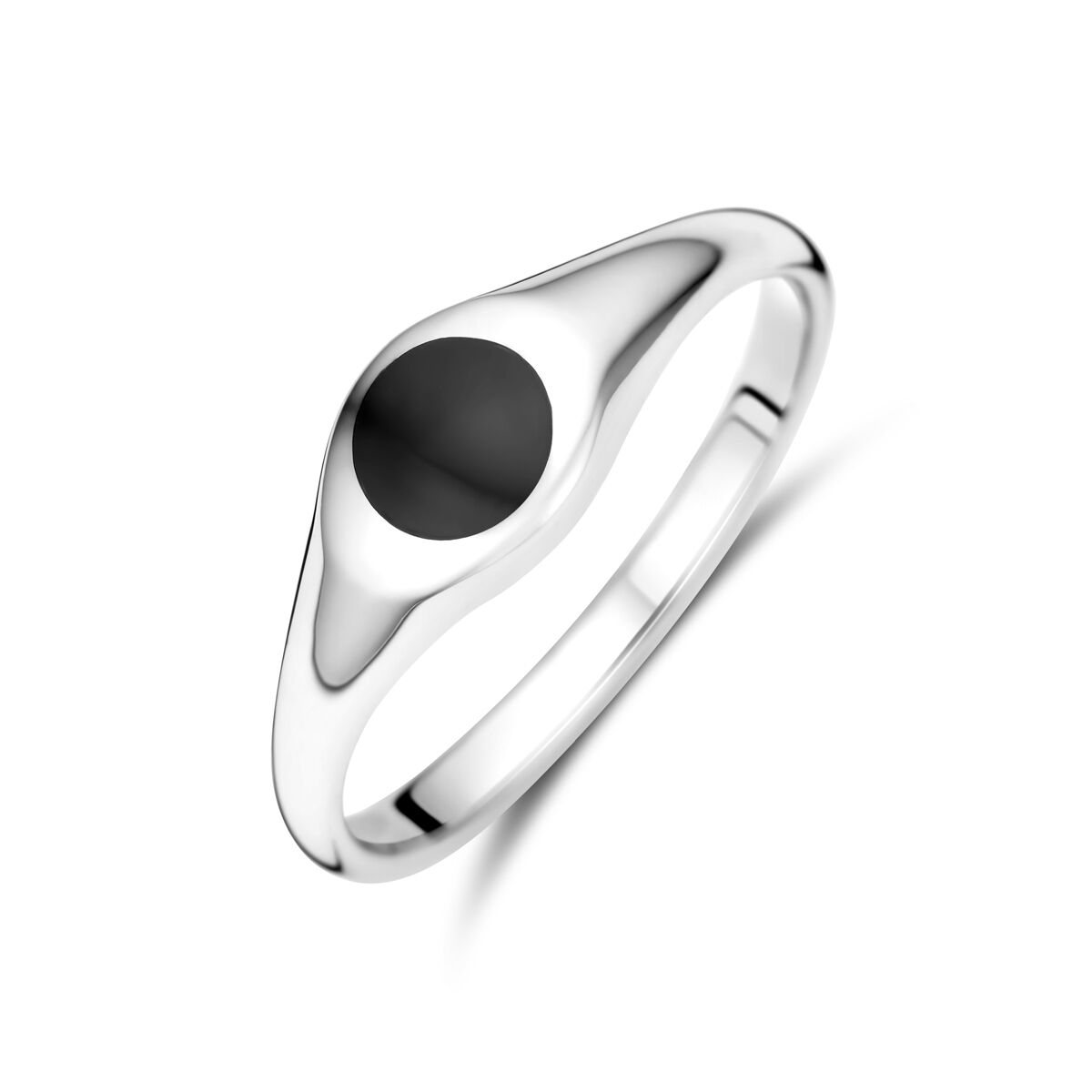 Anillo de plata rodiada con ónice negro en forma ovalada.