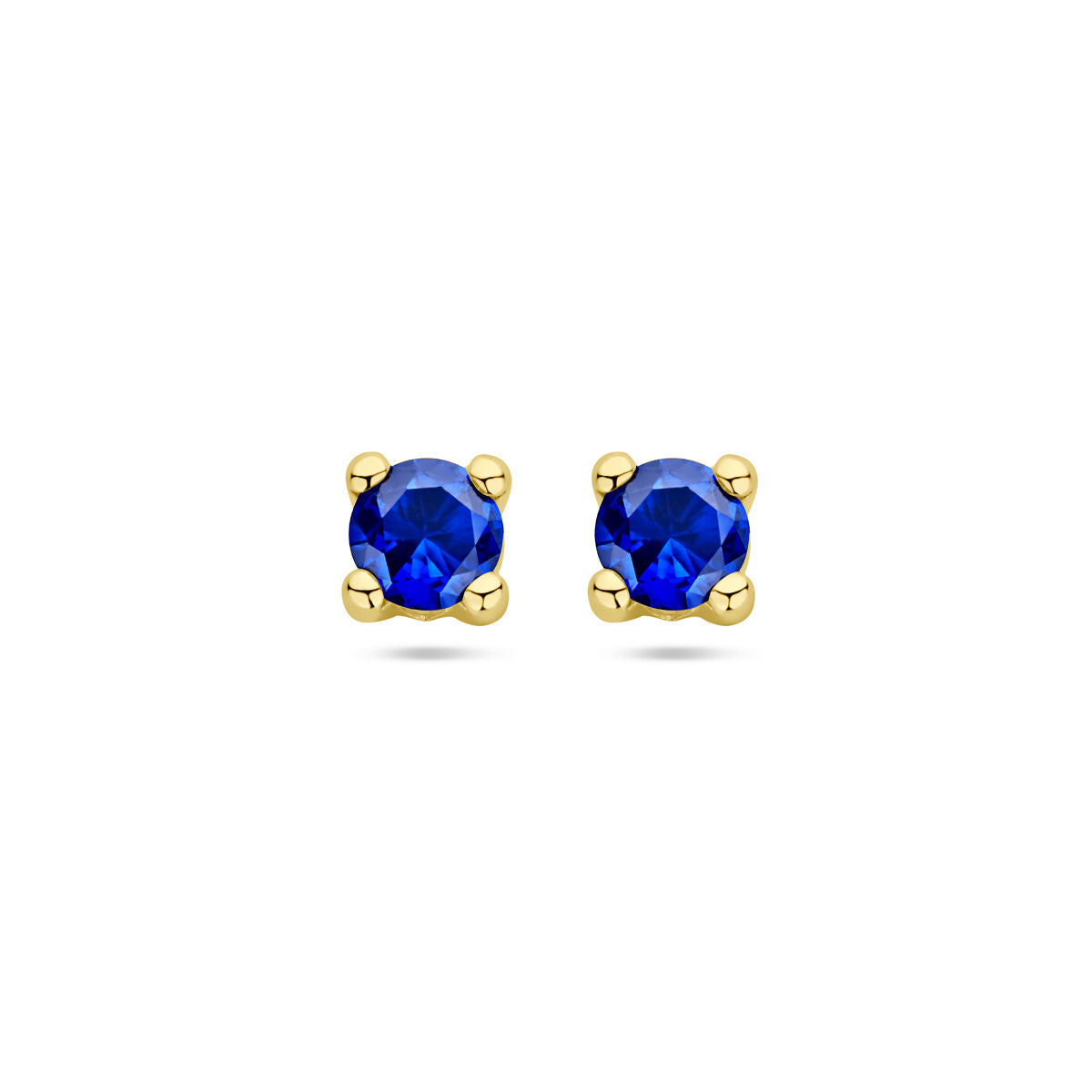 Pendientes de primera puesta de oro amarillo de 14K con zafiros sintéticos azules.