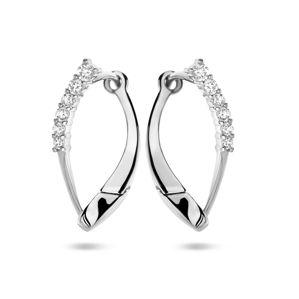 Aros de plata rodiada con circonitas brillantes en un lado.