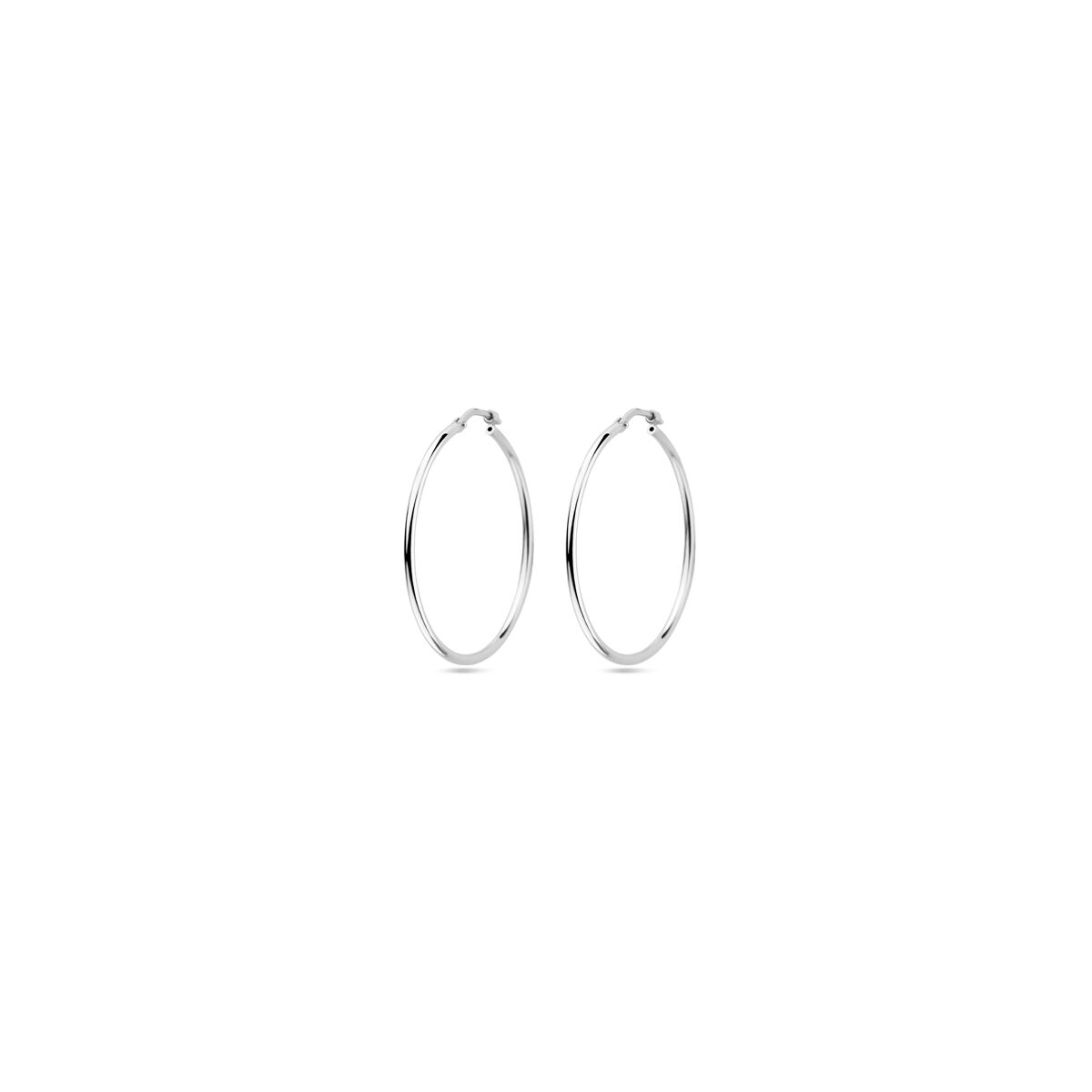 Aros de plata rhodium con forma ovalada y un grosor de 1,5 mm.